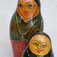 Russiske-babushkadukker,røde-grønne-slanke-trædukker-matryoshka